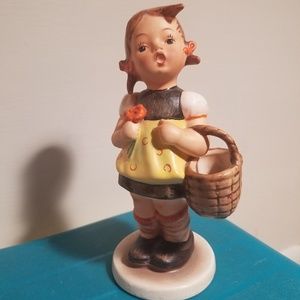 Hummel Sister #98 tmk1 crown full bee 5"